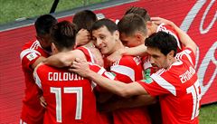 Rusové se radují z gólu Jurije Gazinského.