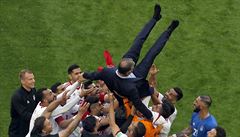 Fotbalisté Íránu vyhazují portugalského trenéra Carlose Queiroze nad hlavu.