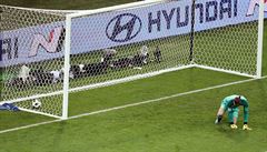 David De Gea zpytuje svdomí po gólu Cristiana Ronalda na 2:1.