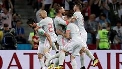 Portugalci se radují z vítzného gólu Nacha Fernándeze.