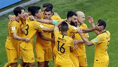 Australané se radují z vyrovnávacího gólu v utkání s Francií, který vstelil...
