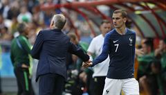 Francouz Antoine Griezmann pijímá gratulace od trenéra Francie Didiera...