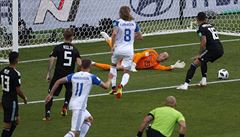 Argentinský gólman Wilfredo Caballero práv obdrel od Islandu vyrovnávací gól.