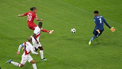 Dán Yussuf Poulsen stílí úvodní gól zápasu s Peru.
