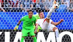 Srb Sergej Milinkovi-Savi se v utkání s Kostarikou pokusil o nky.