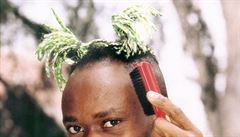 Zástupce Nigerijc na ampionátu Taribo West a jeho povstné palmiky.
