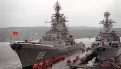 Archivní fotografie kiníku Marál Ustinov a lodi Severomorsk.