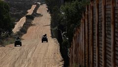 Pracovníci pohraniní hlídky projídí kolem hranice USA s Mexikem a pátrají po...