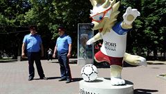 Policisté hlídkují vedle sochy maskota mistrovství svta ve fotbale v Rusku,...
