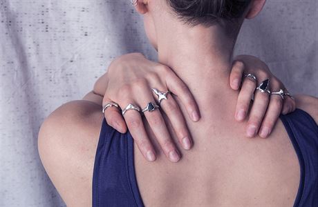 Každý náš šperk je originál, cín je fantastický materiál, říkají dvojčata  ze Samesis | Design | Lidovky.cz