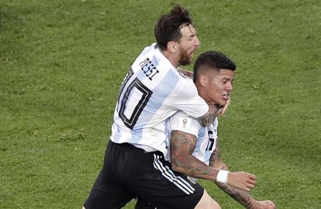 Argentinci Lionel Messi a Marcos Rojo slaví gól do sít Nigérie.