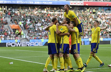 MS ve fotbale 2018: védský kapitán Andreas Granqvist pijímá gratulace od...