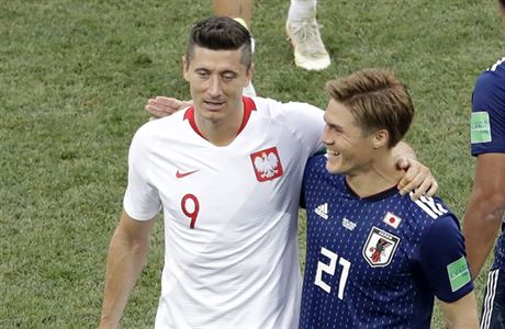 MS ve fotbale 2018: Spokojení soupei Robert Lewandowski (vlevo) a Japonec...