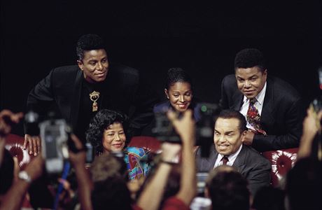 Fotografie z roku 1993 zachycuje hnd nkolik len Jacksonovy rodiny. Zleva:...