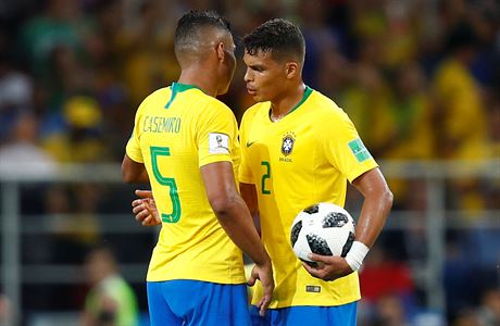 Casemiro gratuluje Thiagovi Silvovi k druhé brance do sít Srbska.