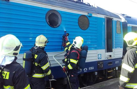 Hasii zasahují u poáru elektrické lokomotivy v Beroun.