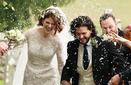 V sobotu se vzali Kit Harington (Joh Snow) a Rose Leslieová (Ygritte).
