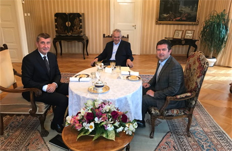 Prezident Milo Zeman, premiér Andrej Babi (ANO) a ministr vnitra Jan Hamáek (SSD).