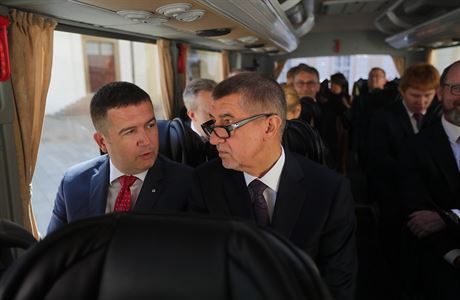 Andrej Babi a Jan Hamáek v autobuse krátce po jmenování vlády.