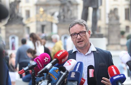 David Rath na tiskové konferenci na Hradanském námstí.