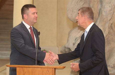 Jan Hamáek a Andrej Babi pi uvedení nových ministr.