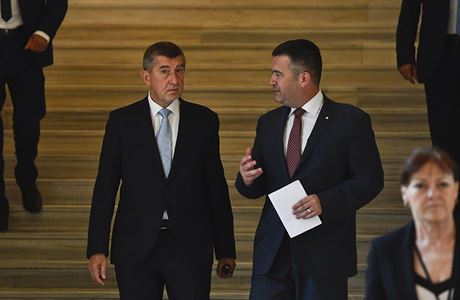 Premiér nové vlády Andrej Babi (vlevo) a vicepremiér povený vedením...