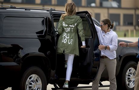 Americká první dáma Melania Trump nastupuje do auta v bund s nápisem Je mi to...