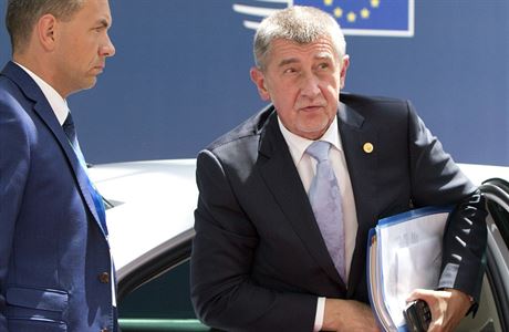 Andrej Babi pijídí na summit EU.