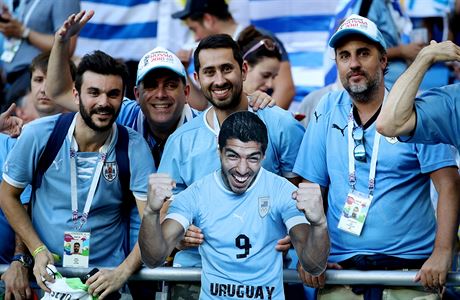 Fanouci Uruguaye slav s podobiznou Luise Sureze.