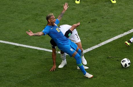 Neymar (v modrém) teatráln padá po zákroku obránce Gonzalese.