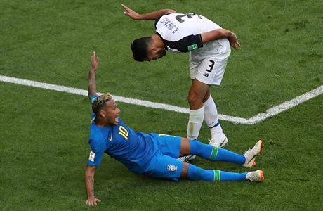 Neymar na zemi v pokutovm zem po zkroku Gonzalese.