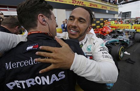 Lewis Hamilton z Mercedesu slaví výhru na Velké cen Francie.