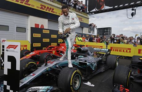 Brit Lewis Hamilton z Mercedesu slav vhru na Velk cen Francie.