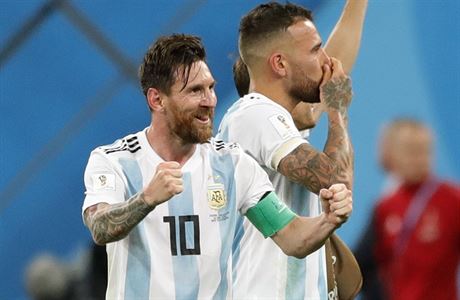 Lionel Messi oslavuje postup Argentiny do osmifinle.