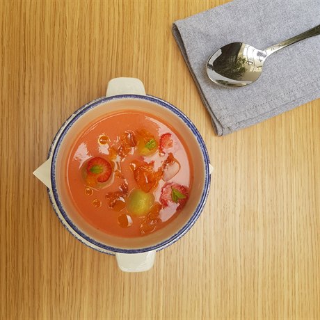 Rajčatová polévka s mátou a jahodami
