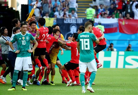 MS ve fotbale 2018: šok ve tváři Němců Özila a Kimmicha, radost Jihokorejců.