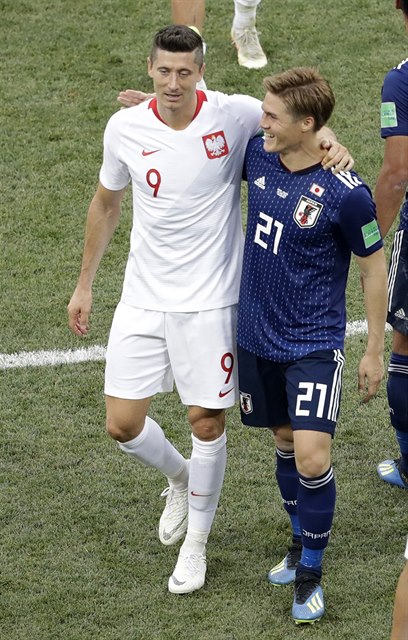 MS ve fotbale 2018: Spokojení soupei Robert Lewandowski (vlevo) a Japonec...