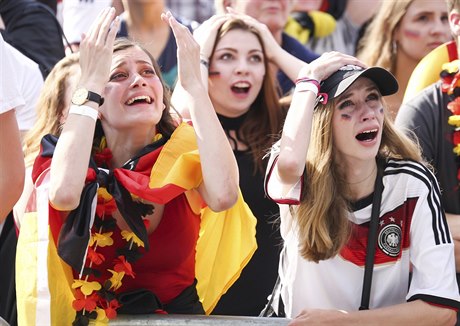 Německé fanynky nemohou uvěřit tomu, že Němci nepostoupili ze skupiny.