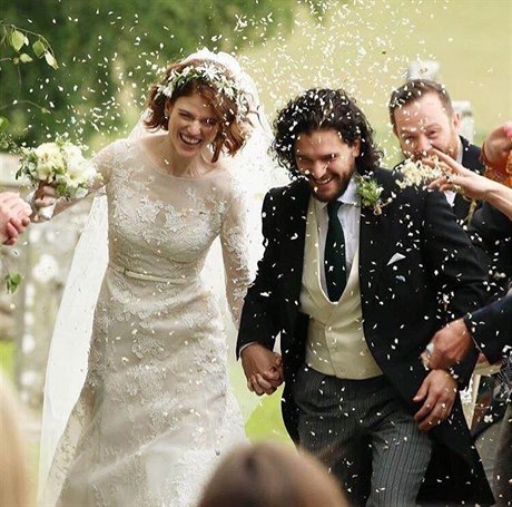 V sobotu se vzali Kit Harington (Joh Snow) a Rose Leslieová (Ygritte).