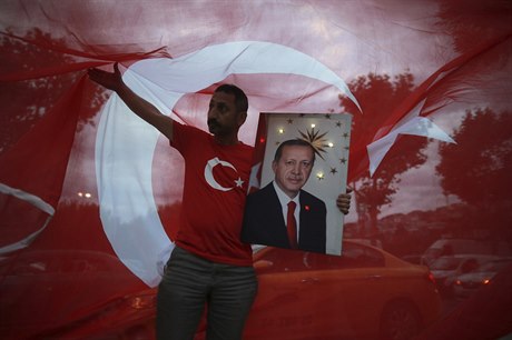Příznivci Erdogana začínají v Turecku slavit.