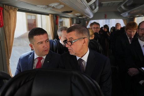 Andrej Babiš a Jan Hamáček v autobuse krátce po jmenování vlády.