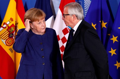 Angela Merkelová a Jean-Claude Juncker na summitu EU.