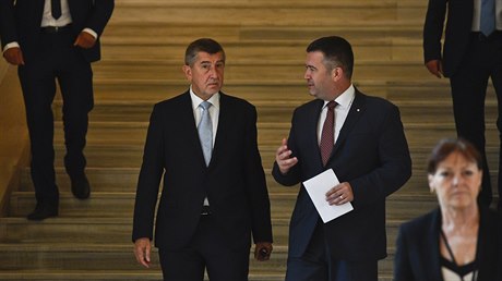 Premiér nové vlády Andrej Babiš (vlevo) a vicepremiér pověřený vedením...