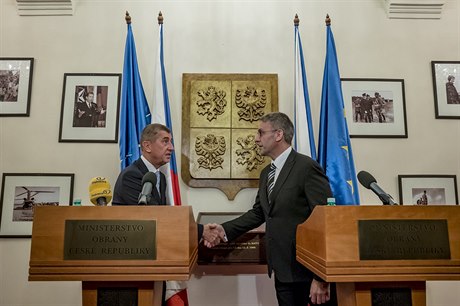 Premiér Andrej Babi a ministr obrany Lubomír Metnar.