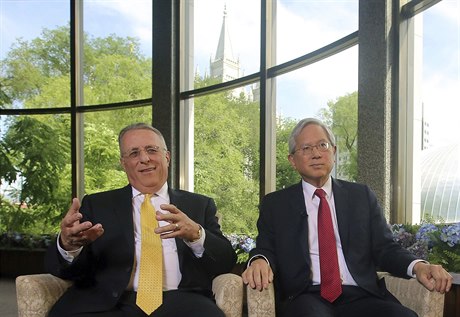 Dva z �ídících �len� Církve Je�í�e Krista Svatých posledních dn� Ulisses Soares...