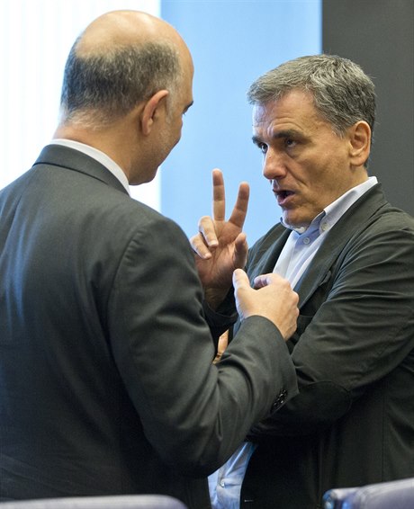 ecký ministr financí Euclid Tsakalotos (vpravo) hovoí s evropským komisaem...