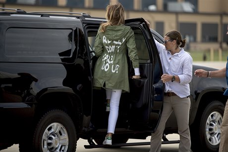Americká první dáma Melania Trump nastupuje do auta v bundě s nápisem „Je mi to...