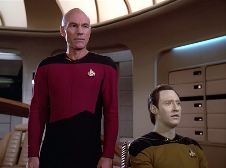 Patrick Stewart jako kapitán Jean-Luc Picard. Vedle něj sedí Brent Spiner jako...