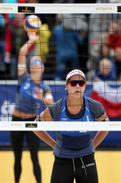 Barbora Hermannová (vepedu) a Markéta Nausch Sluková se s turnajem louí pekvapiv u v základní skupin.