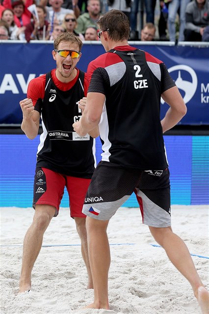 Ondřej Perušič a David Schweiner (zády) na turnaji v Ostravě.